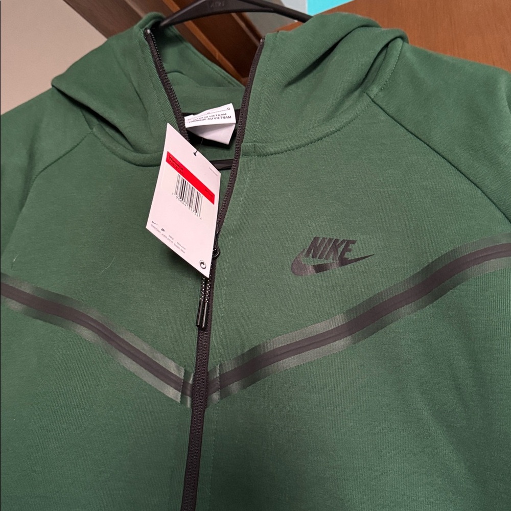 Nike Woman’s Tech Fleece Windrunner - Picture 2 of 4